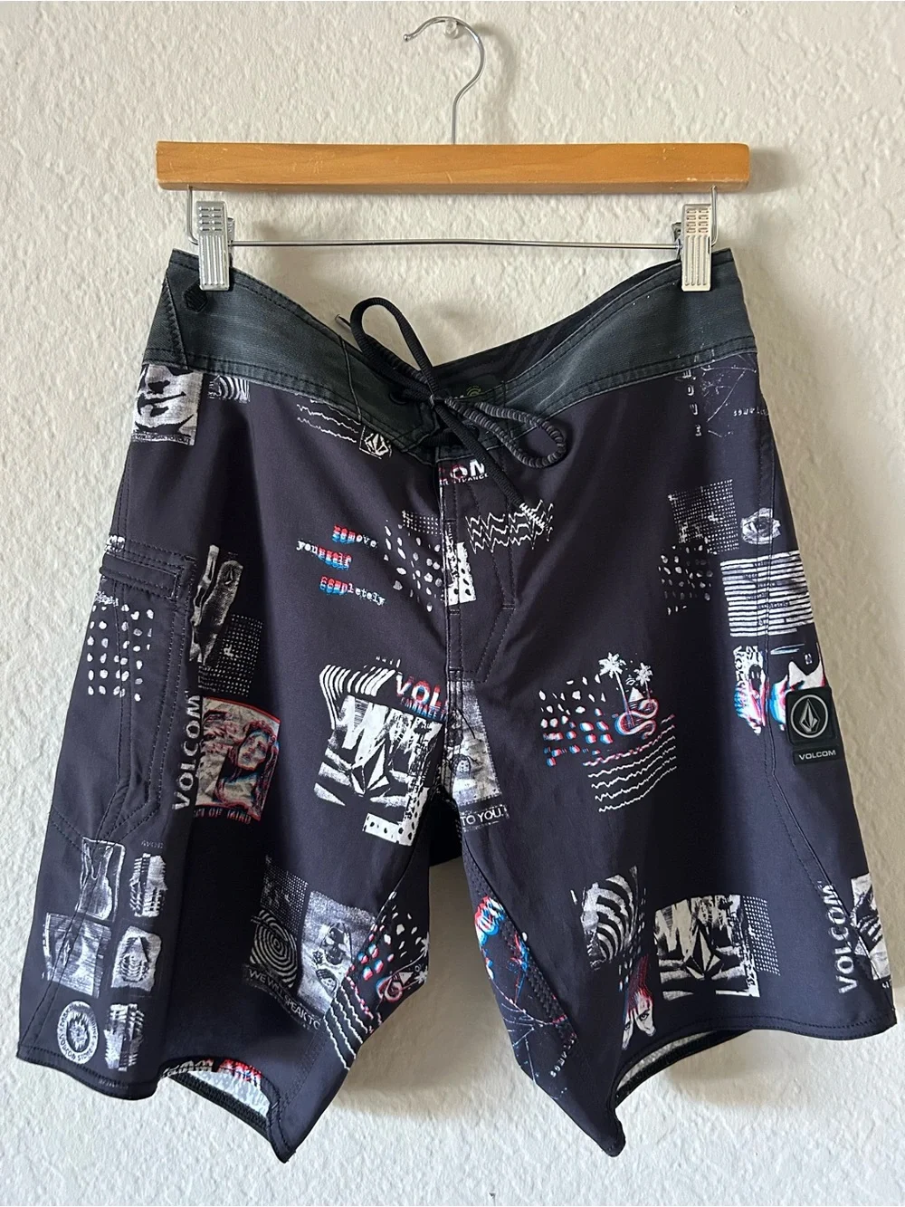 Volcom Men’s Black Graphic Patch-Print Boardshorts